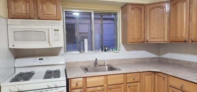 Foto del edificio - 3 bedroom in BROOKLYN NY 11236