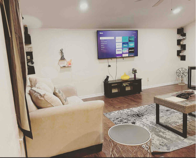 Foto del edificio - 922 Shady Creek Ln