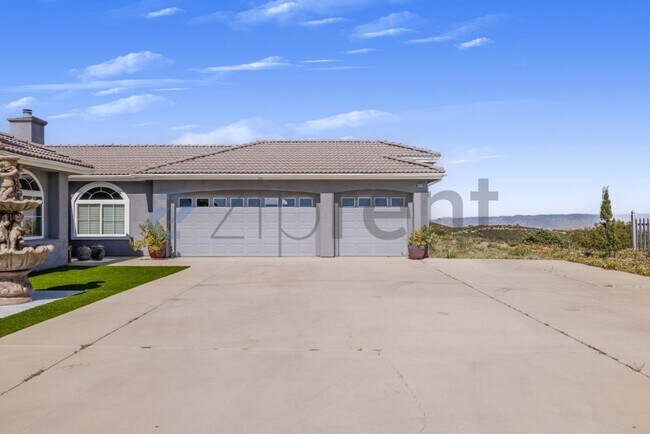 Foto del edificio - 47298 Twin Pines Rd