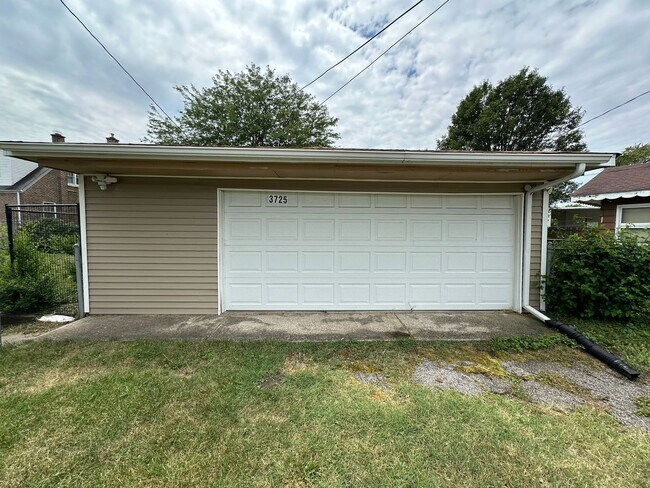 Building Photo - Large 3 bedroom with basement and 2 car ga...