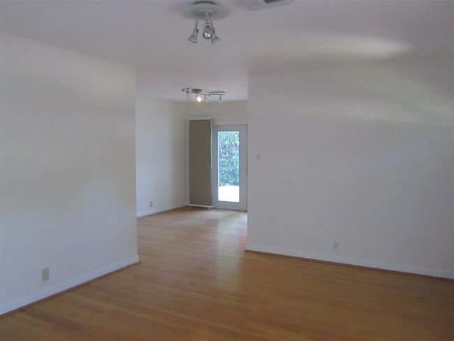 Foto del edificio - 2311 Bron Holly Dr