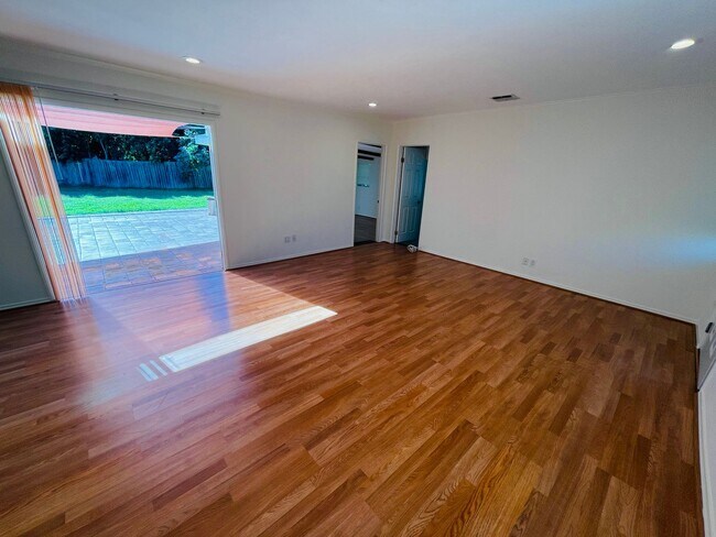 Building Photo - HOUSE w/ YARD in ENCINO