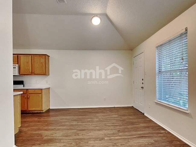Building Photo - 302 Tioga Dr
