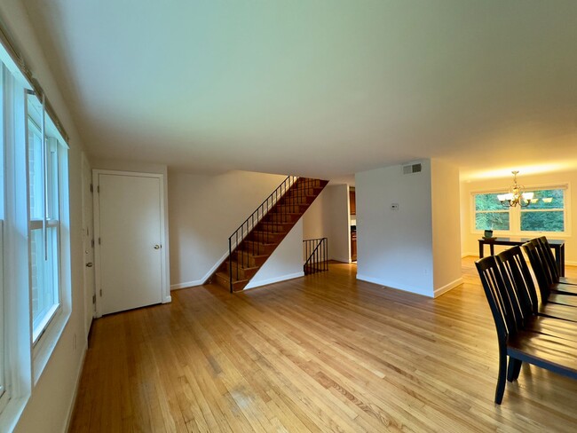 Building Photo - Charming 3Bed/3Bath Townhome in Idlewood