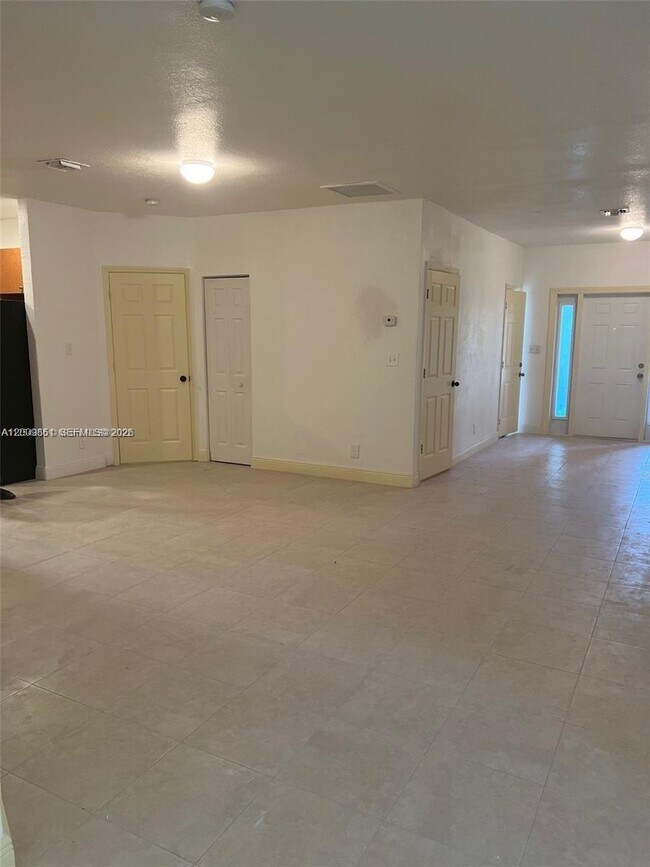 Building Photo - 2637 NW 9th Ct