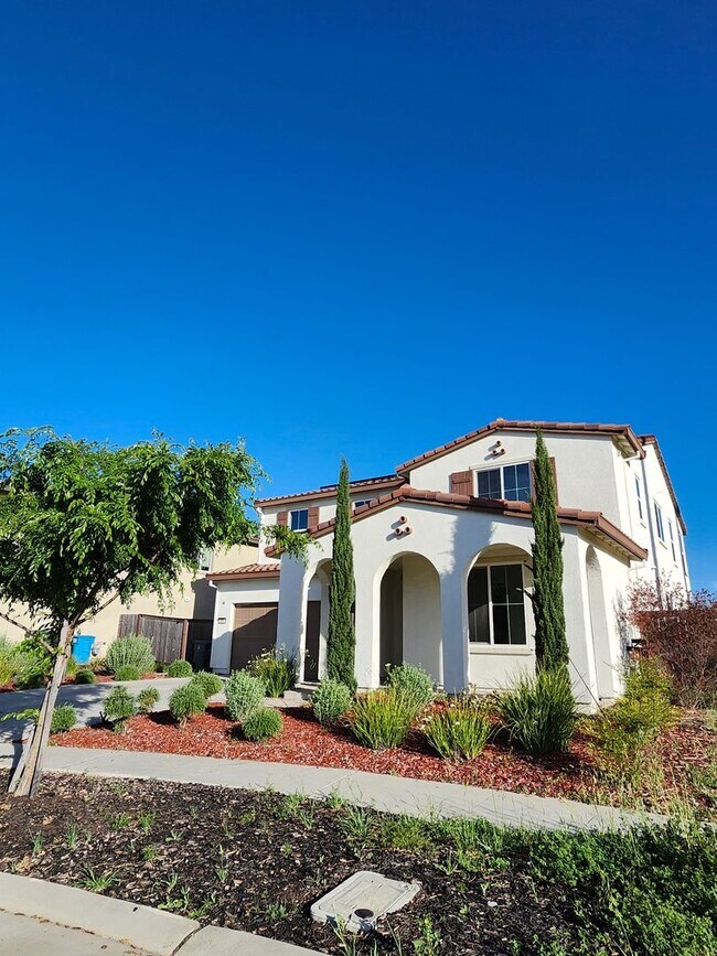 Foto del edificio - Beautiful Plumas Lake home on a large lot with SOLAR