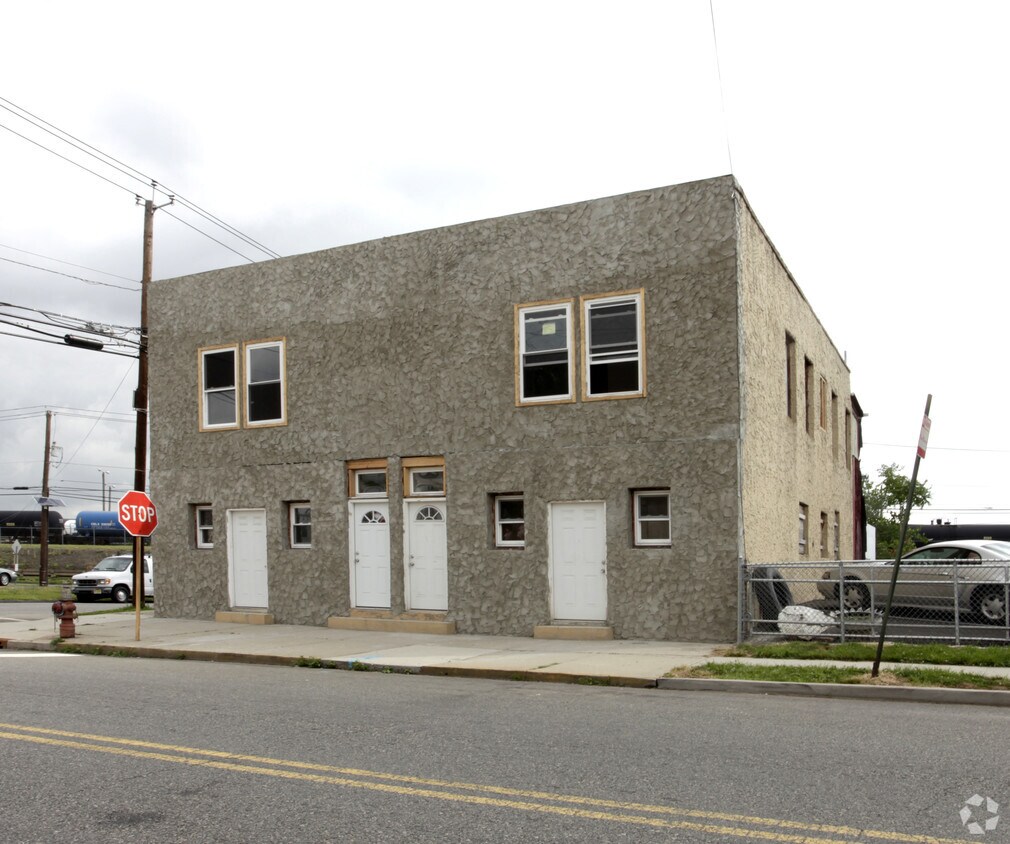 Front of Building - 561 Bond St