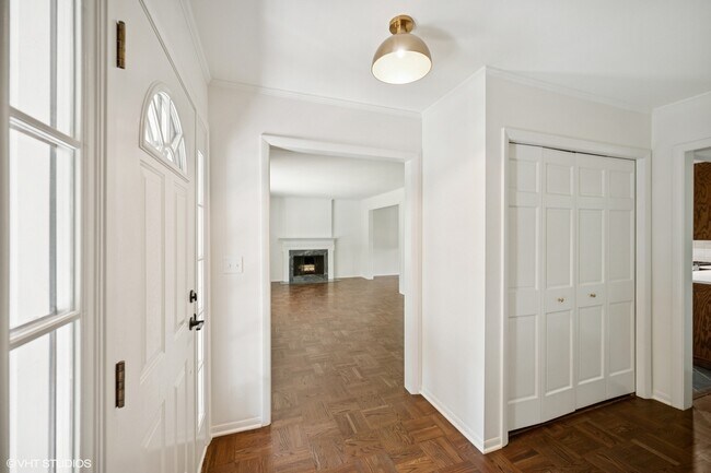 Foto del edificio - 160 N Forest View Dr