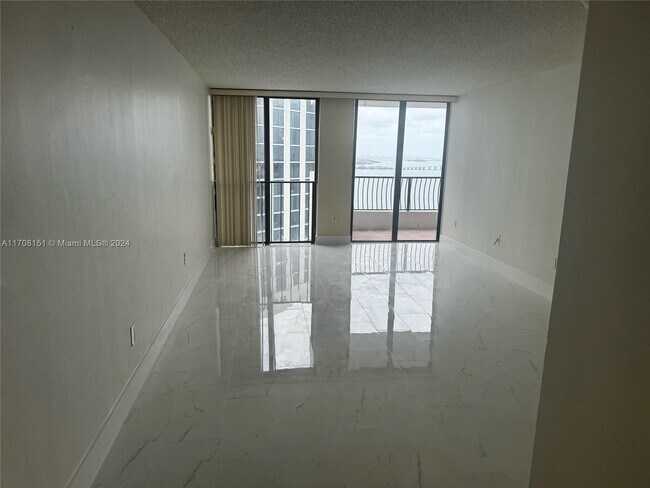 Foto del edificio - 555 NE 15th St