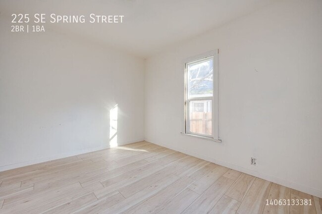 Building Photo - 225 SE Spring St