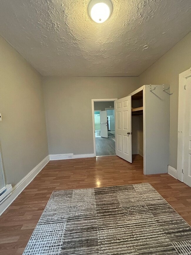 Building Photo - 654 W King St