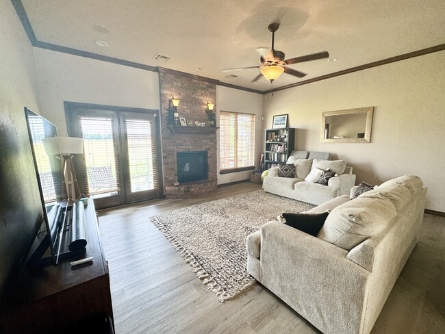 Building Photo - 708 Cougar Ln