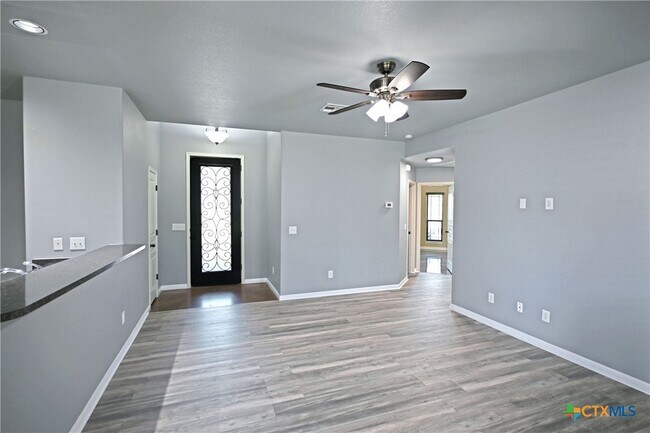 Foto del edificio - 2207 Hazelwood Dr