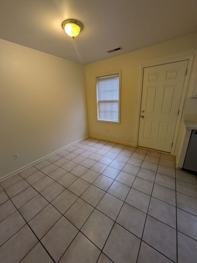 Building Photo - 2BD/2.5BA Townhome at Water Oaks in Hickor...