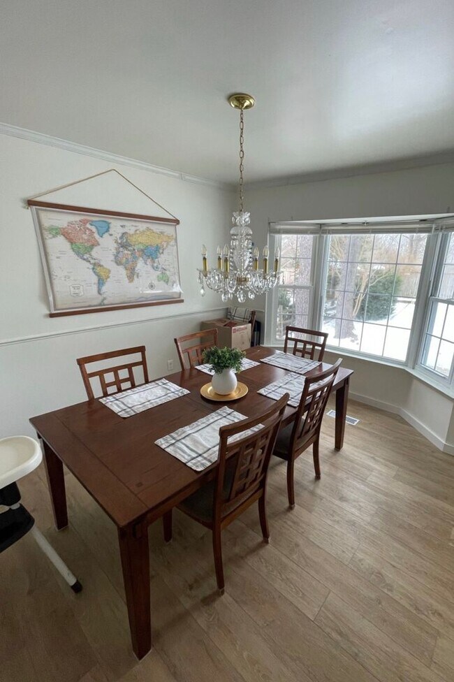 Building Photo - Gorgeous on Gardenia - 3 bed + 2 FB + 2 1/...