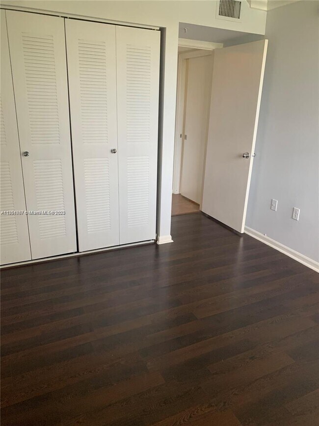Foto del edificio - 2071 Renaissance Blvd