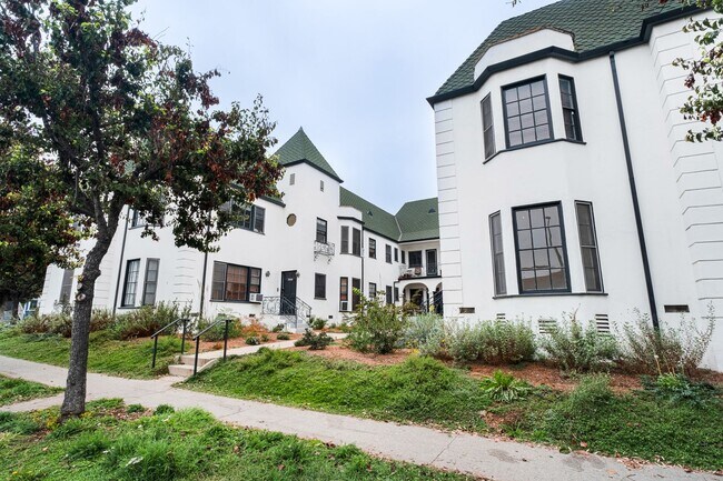 Building Photo - This spacious studio apartment located in the popular Los Feliz neighborhood of Los Angeles is no...