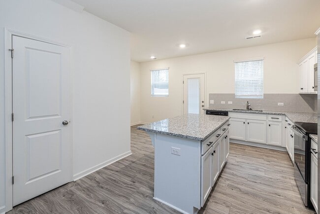 Building Photo - Kincaid Townhome community! 3br 2.5ba  Jak...