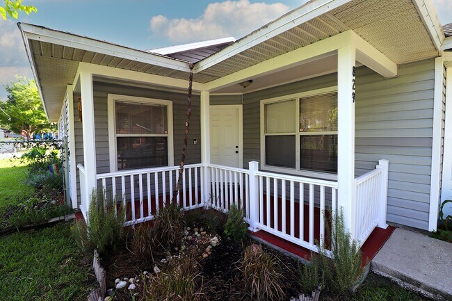 Foto del edificio - Charming 3 bedrooms Bungalow in down town ...