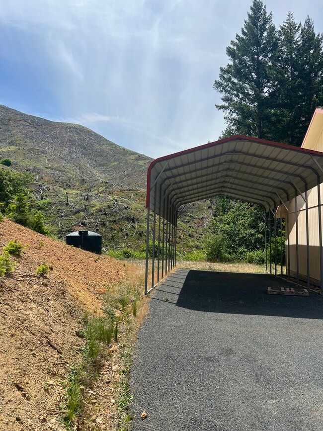 Building Photo - BEAUTIFUL COUNTRY HOME WITH LARGE GARAGE