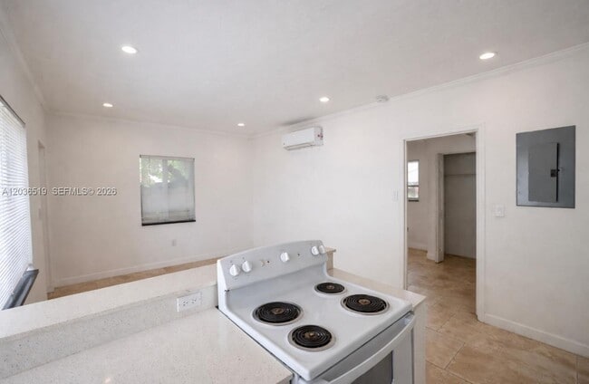 Foto del edificio - 572 NE 67th St