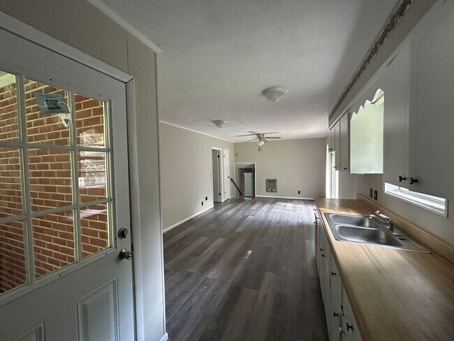 Foto del edificio - 310 W 6th St