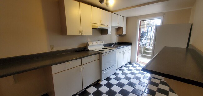 Foto del edificio - 3 & 4 Bedroom Units Just Steps from WWU