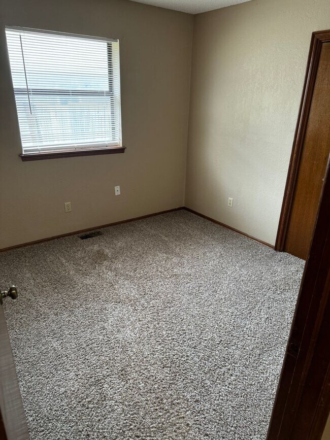 Building Photo - 3 bed 1 3/4 bath home  (Broker/Owner)