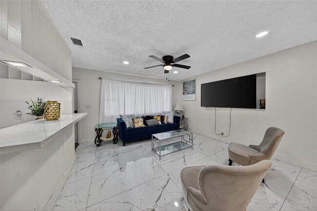 Foto del edificio - 19621 NW 11th Ct