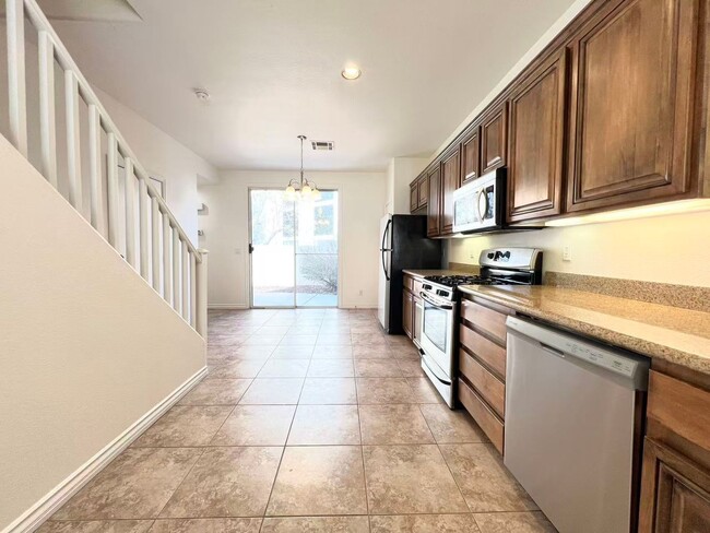 Building Photo - Cul-de-sac, Gated, Communnity pool & spa!