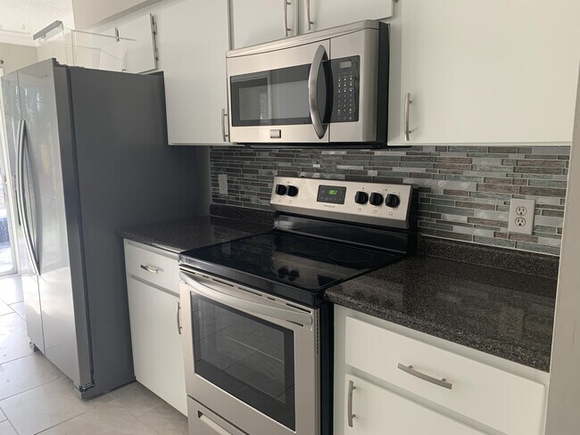 Foto del edificio - 805 Hidden Hollow Cir