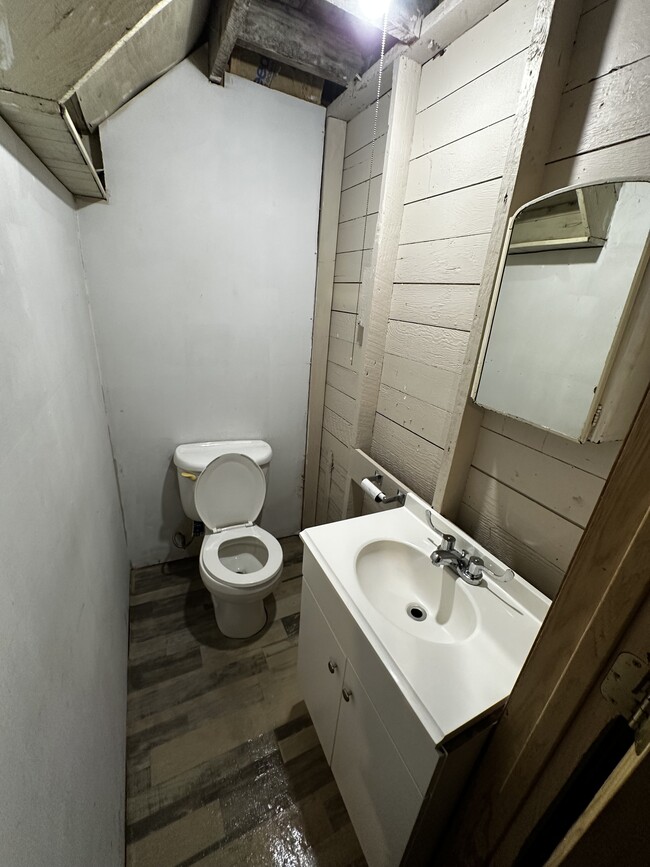 Foto del edificio - 305 S Western Ave