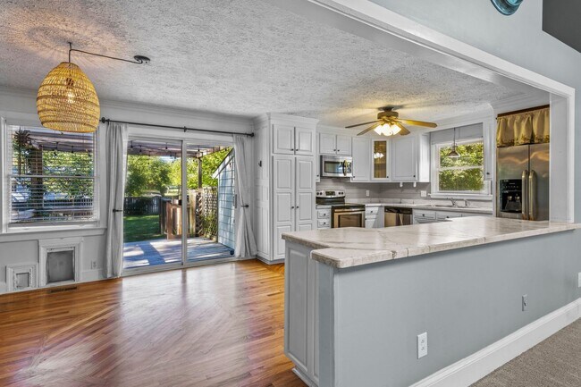 Foto del edificio - Gorgeous 3 Bedroom Ranch in North Raleigh, updated, pet friendly, fenced-in yard!