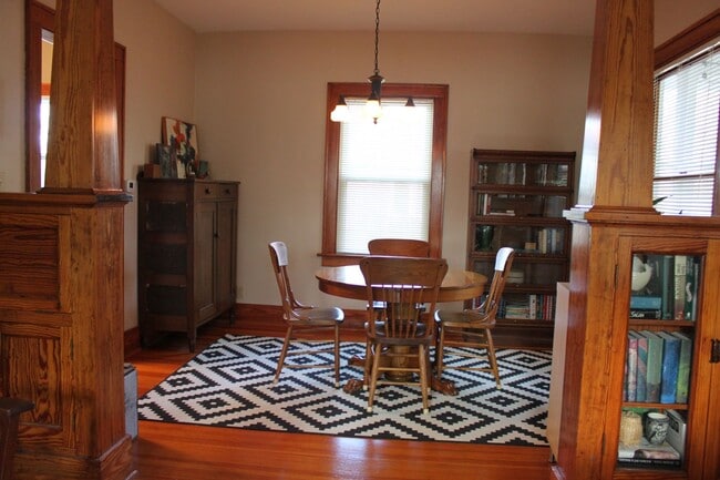 Building Photo - Charming 1900's 3 bedroom bungalow 5 minute walk from UIHC, VA & Dental