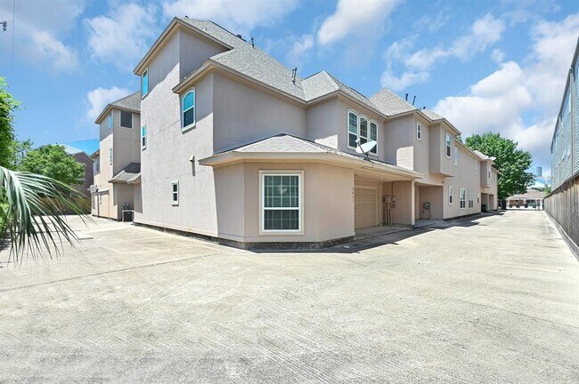 Foto del edificio - 5831 Fairdale Ln