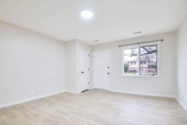 Living Room - 4934 Robin Dr