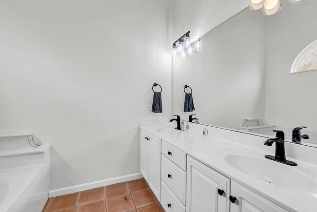 Foto del edificio - Don't miss out on this gorgeous 3 bedroom 2.5 bath home nestled in the prestigious gated communit...