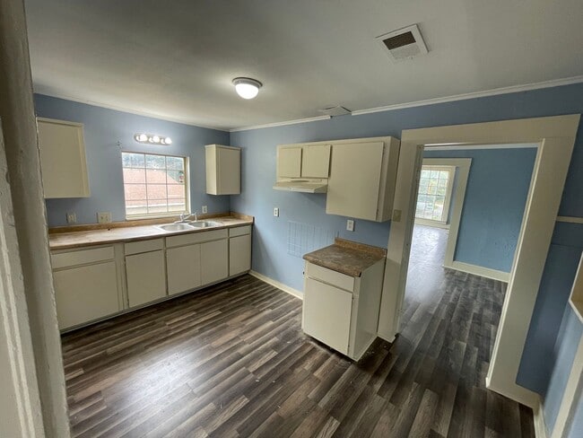 Building Photo - Huge Remodeled 3 Bed, 1 Bath Home
