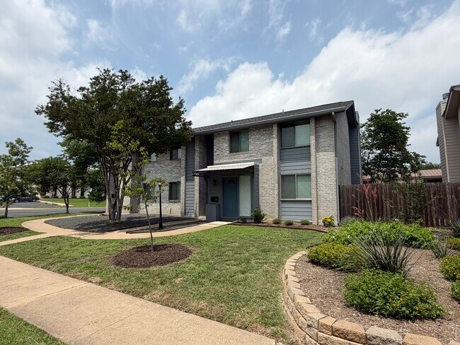 Foto del edificio - 3216 Crosscreek Dr