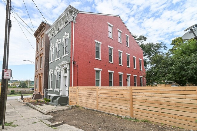 Building Photo - 1114 York St