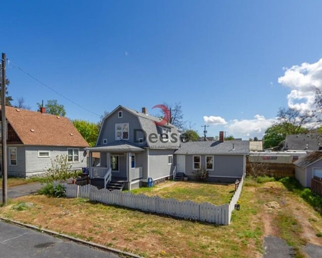 Building Photo - Adorable Home Centrally Located