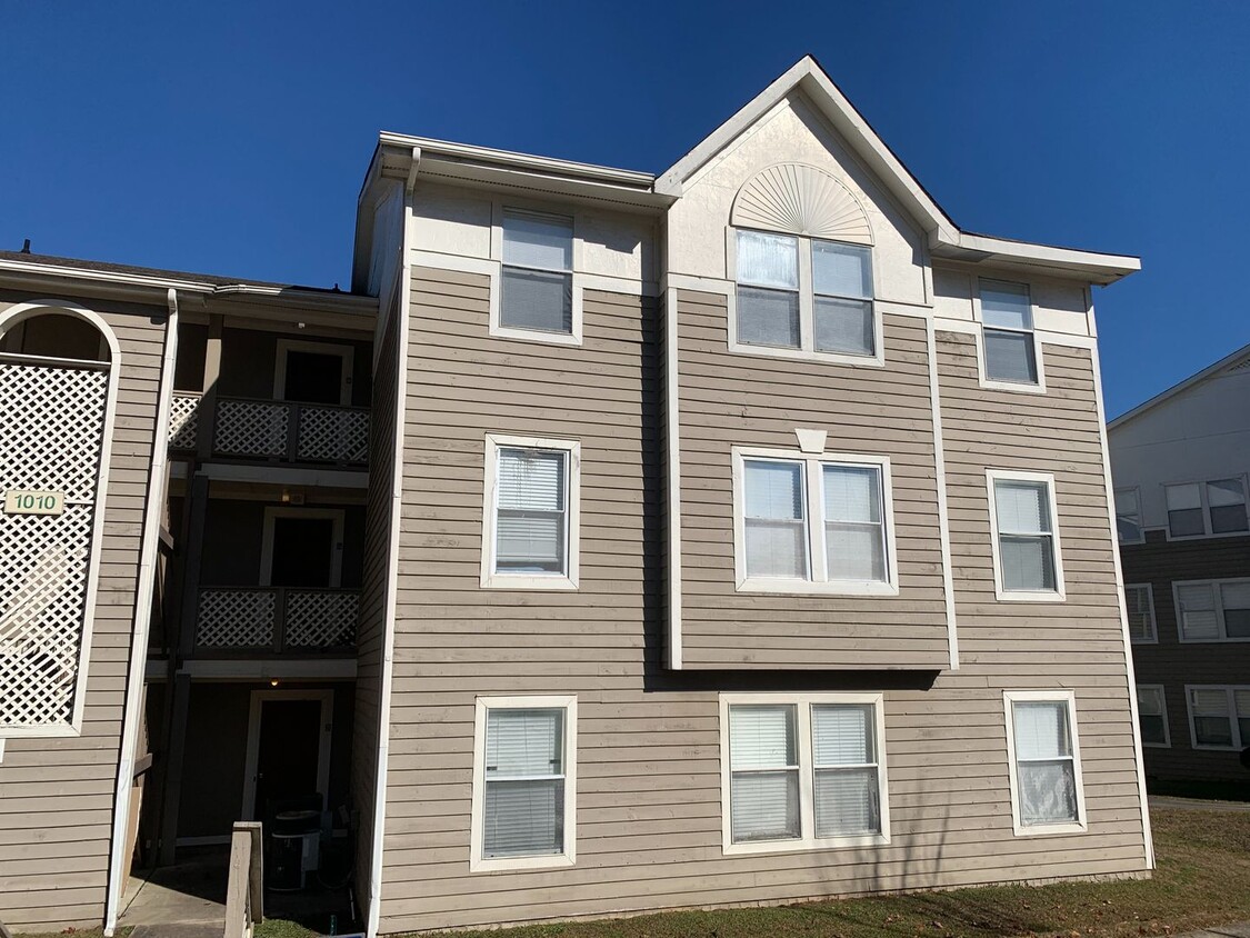 Foto principal - 1010 Brookhollow Drive Apt #9 Fayetteville...