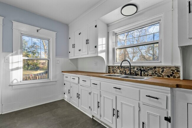 Foto del edificio - 906 Harrow Rd