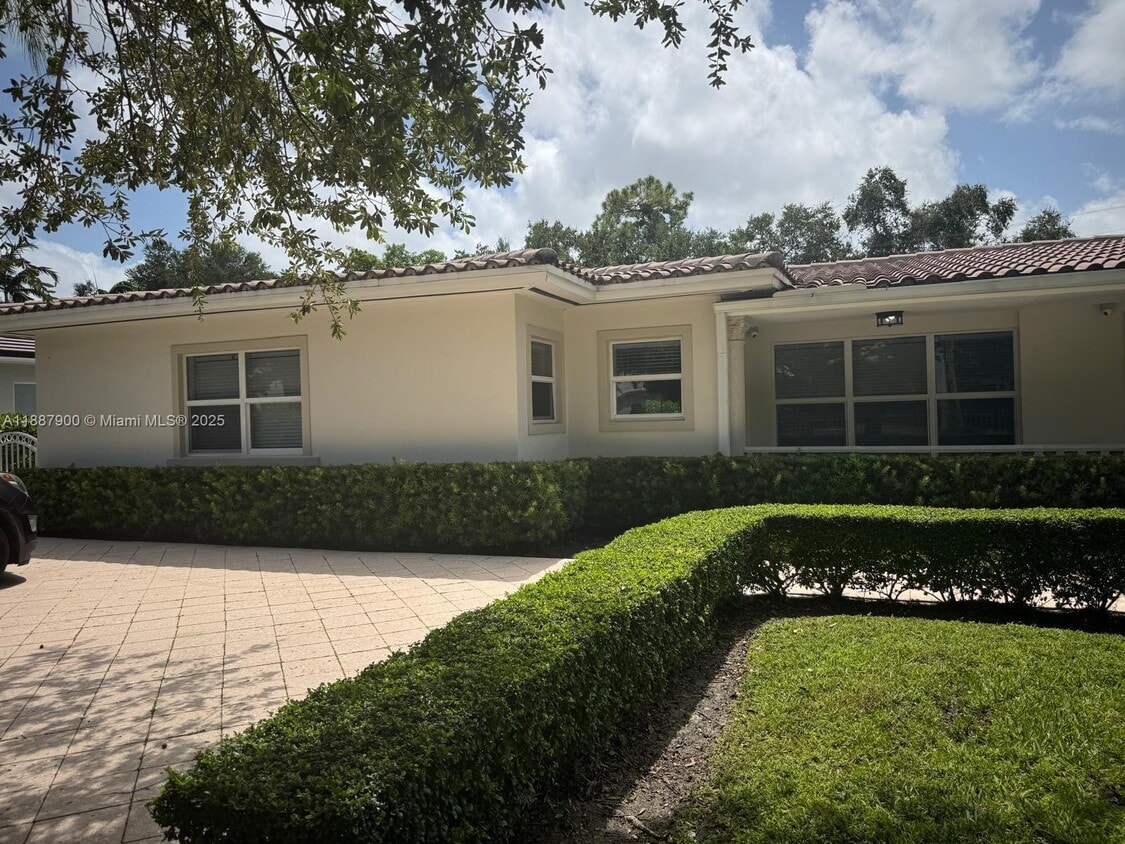 Primary Photo - 4804 University Dr
