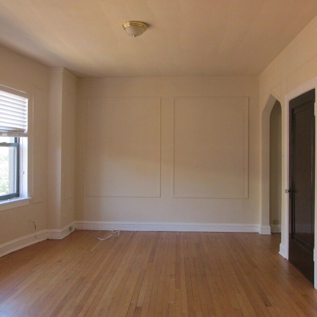 Building Photo - Awesome 1BR Hyde Park Unit - Heat Included!