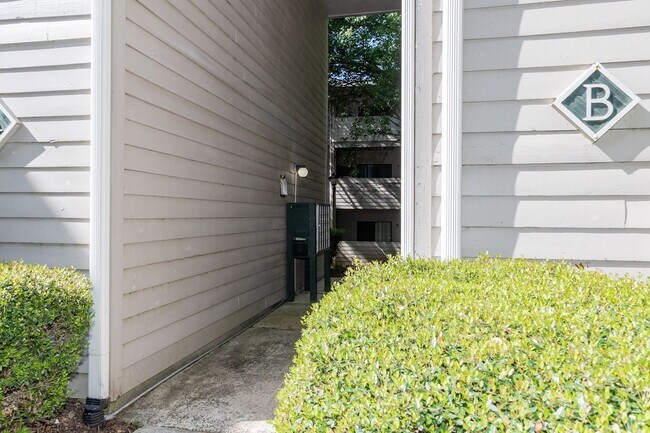 Foto del edificio - One Bedroom Condo With GREAT Location!