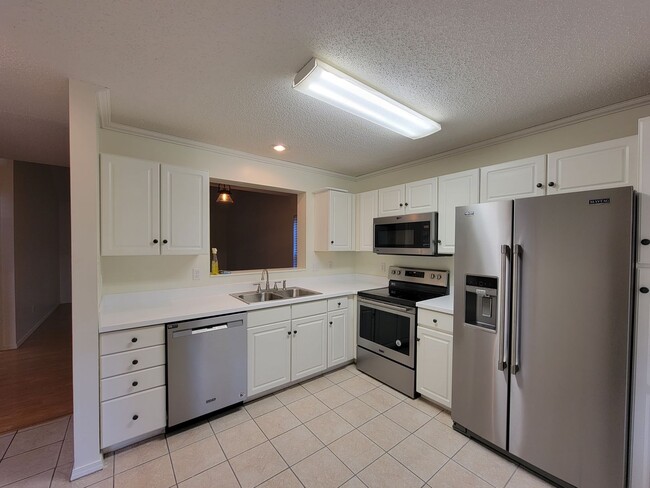 Building Photo - 3 Bedroom 2.5 Bathroom Home