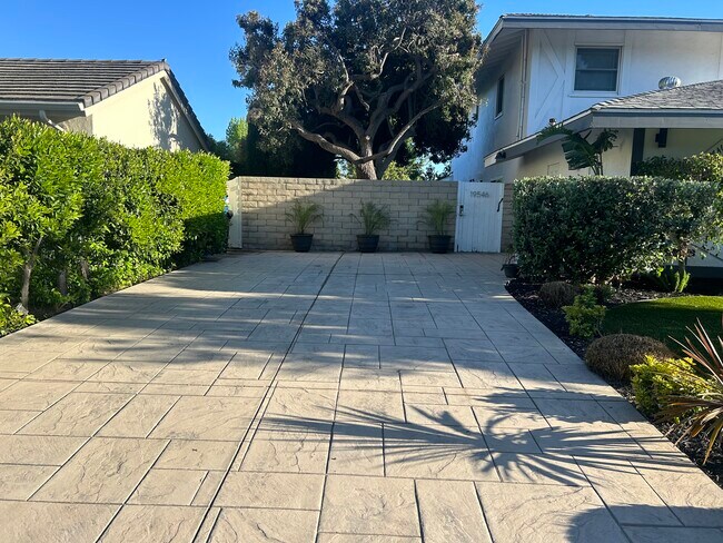 Driveway - 19548 Los Alimos St