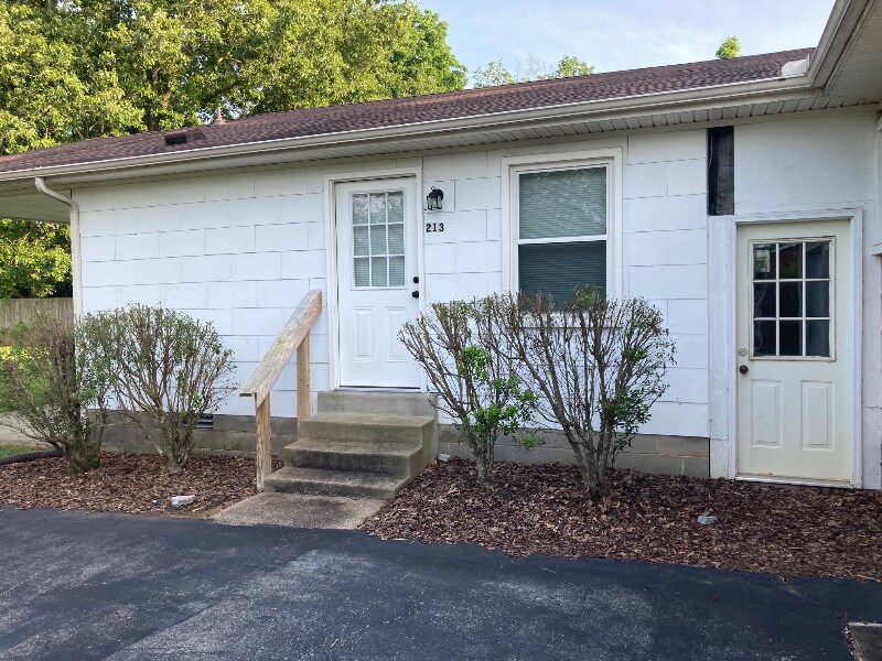 Primary Photo - 213 S Baird Ln