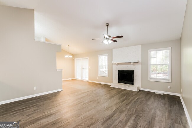 Foto del edificio - 380 Pleasant Valley Rd
